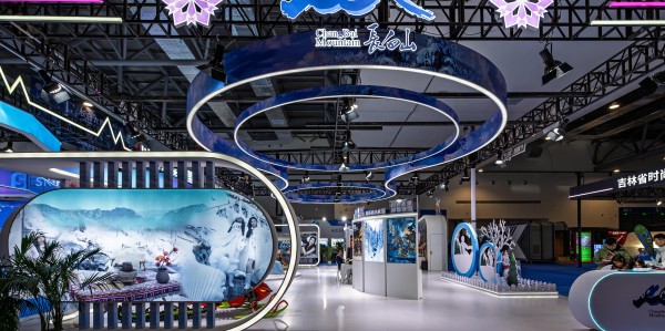 星空体育-“冰雪经济”破万亿，下一个“尔滨”在哪里？丨城市论